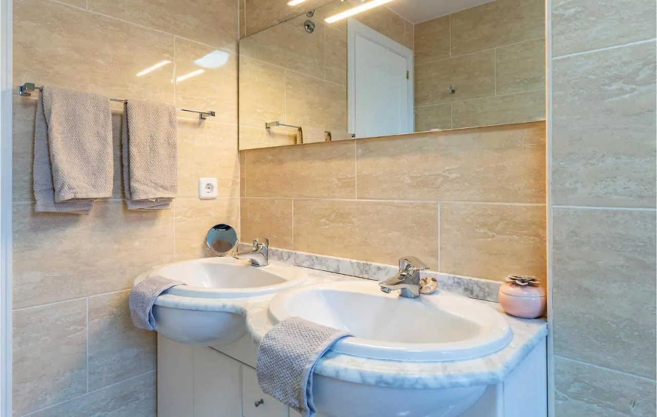 2 Bedroom Stunning Apartment In Касарес